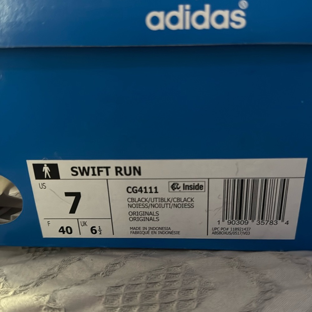Adidas Swift Run Men 7/ W8.5 Triple Black. EUC